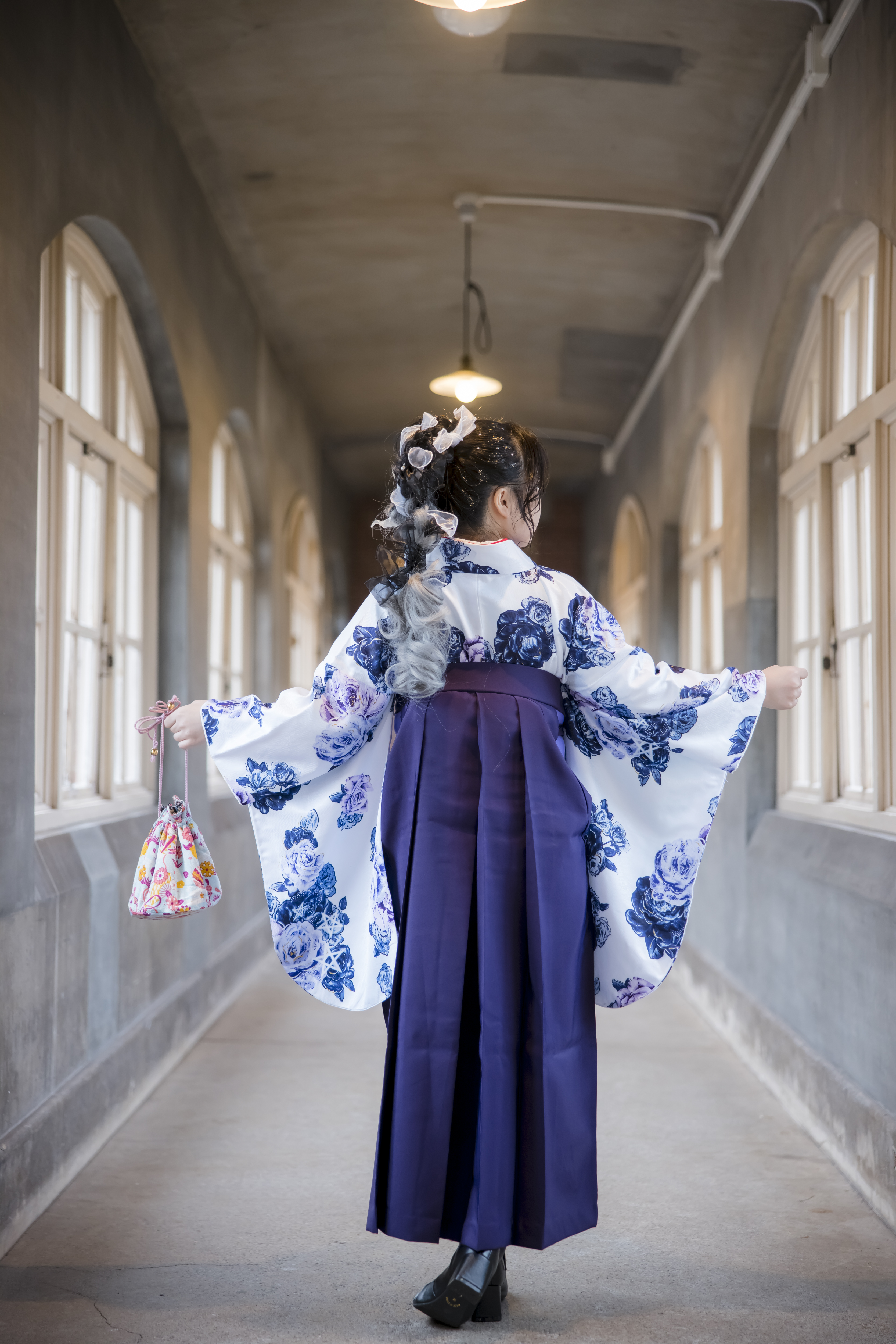 スタジオで振袖を着て微笑む女性の成人式前撮り写真